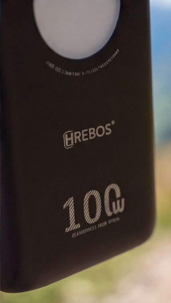 Detalhe da marca Hrebos e da inscrição 100 W